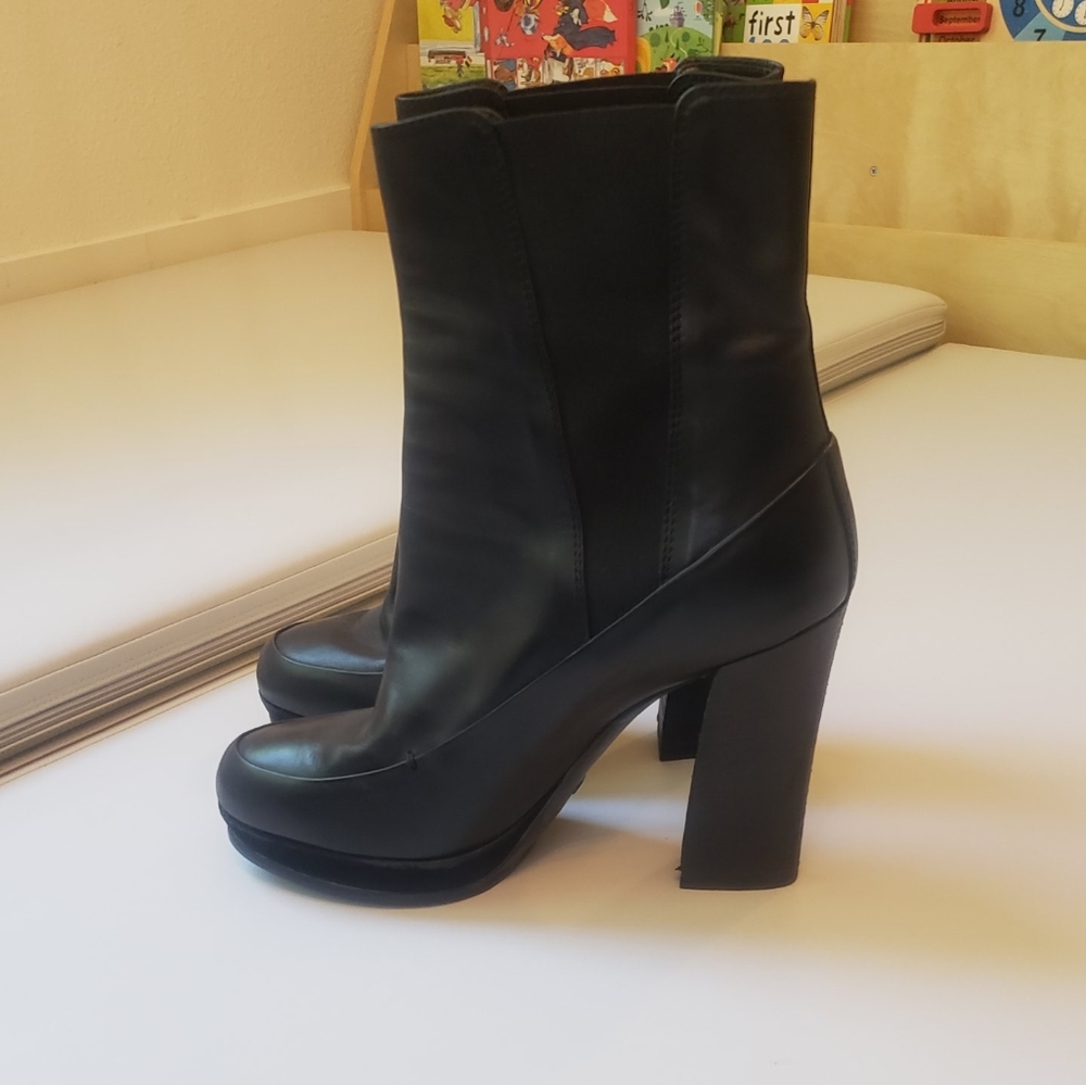 Authentic Tod's black leather boots